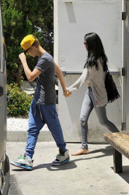 26.05 | Justin Bieber deixando o restaurante Benihana com Selena Gomez