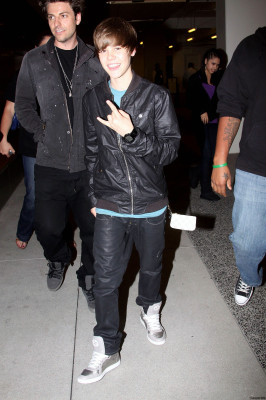 04.02 | Justin Bieber chegando em um cinema