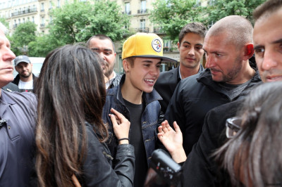 31.05 | Justin Bieber chegando em Paris
