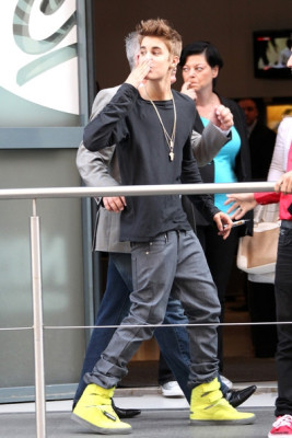 31.05 | Justin Bieber fora dos estúdios da rádio NRJ