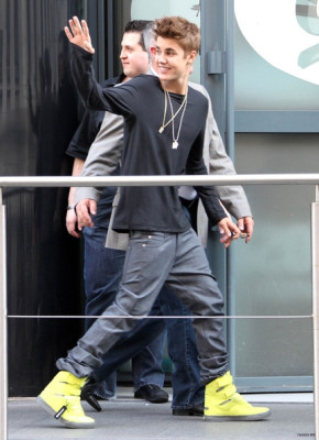 31.05 | Justin Bieber fora dos estúdios da rádio NRJ