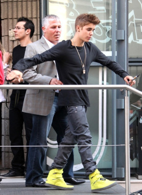 31.05 | Justin Bieber fora dos estúdios da rádio NRJ