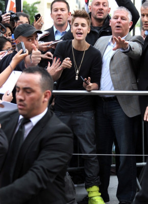 31.05 | Justin Bieber fora dos estúdios da rádio NRJ