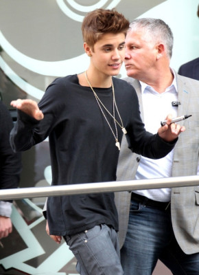 31.05 | Justin Bieber fora dos estúdios da rádio NRJ