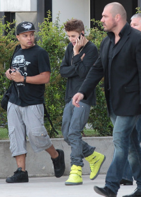 31.05 | Justin Bieber fora dos estúdios da rádio NRJ
