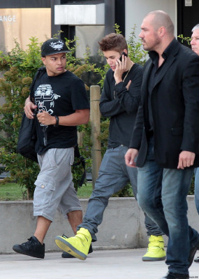 31.05 | Justin Bieber fora dos estúdios da rádio NRJ