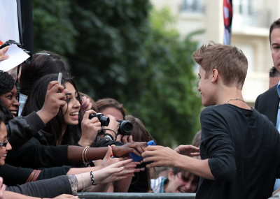 31.05 | Justin Bieber fora dos estúdios da rádio NRJ