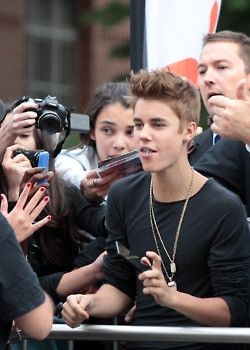 31.05 | Justin Bieber fora dos estúdios da rádio NRJ