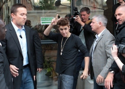 31.05 | Justin Bieber fora dos estúdios da rádio NRJ