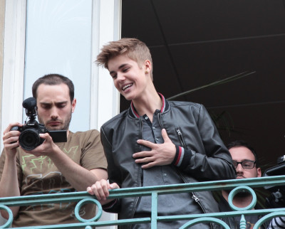 06.01 | Justin Bieber na sacada da Universal Music em Paris