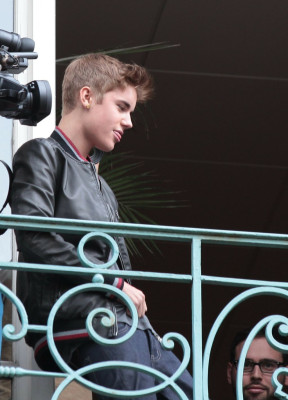 06.01 | Justin Bieber na sacada da Universal Music em Paris