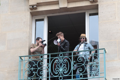 06.01 | Justin Bieber na sacada da Universal Music em Paris
