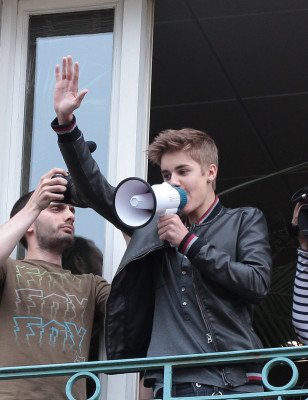 06.01 | Justin Bieber na sacada da Universal Music em Paris