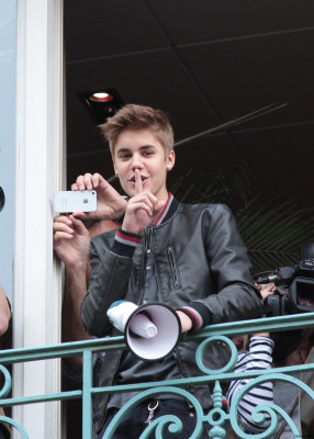 06.01 | Justin Bieber na sacada da Universal Music em Paris