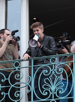 06.01 | Justin Bieber na sacada da Universal Music em Paris