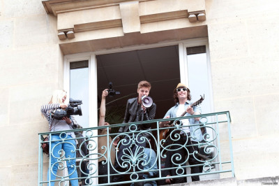 06.01 | Justin Bieber na sacada da Universal Music em Paris