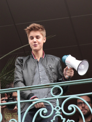 06.01 | Justin Bieber na sacada da Universal Music em Paris