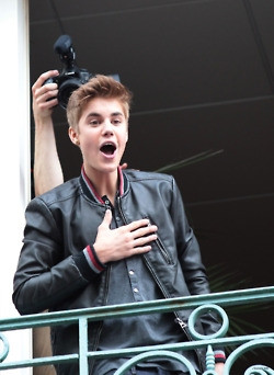 06.01 | Justin Bieber na sacada da Universal Music em Paris