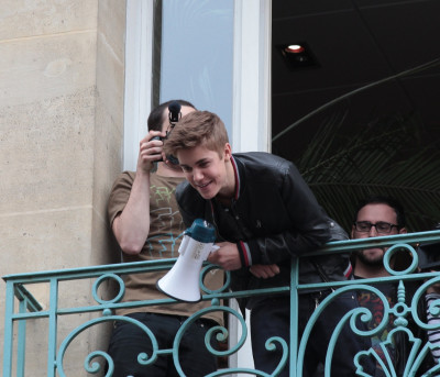 06.01 | Justin Bieber na sacada da Universal Music em Paris