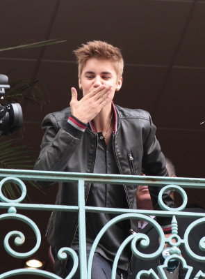06.01 | Justin Bieber na sacada da Universal Music em Paris