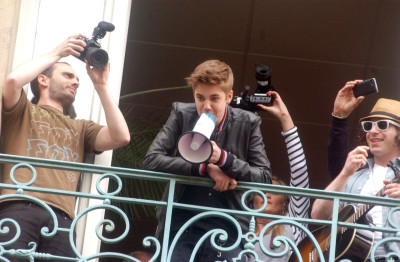 06.01 | Justin Bieber na sacada da Universal Music em Paris