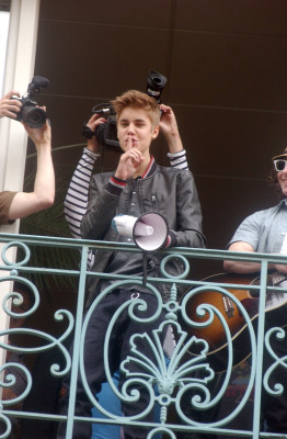 06.01 | Justin Bieber na sacada da Universal Music em Paris