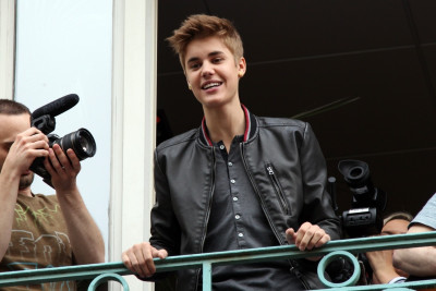 06.01 | Justin Bieber na sacada da Universal Music em Paris