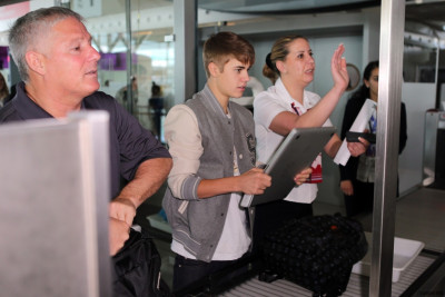 06.02 | Justin Bieber deixando Paris