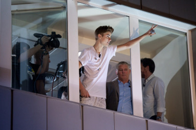 06.04 | Justin Bieber na sacada do programa "El Hormiguero"