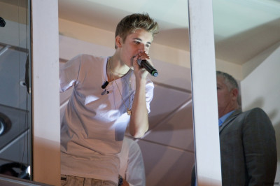 06.04 | Justin Bieber na sacada do programa "El Hormiguero"