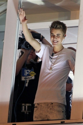 06.04 | Justin Bieber na sacada do programa "El Hormiguero"