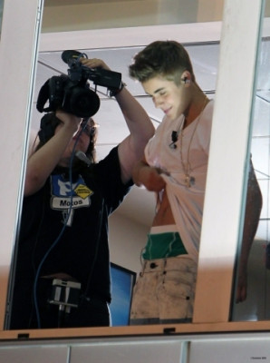 06.04 | Justin Bieber na sacada do programa "El Hormiguero"