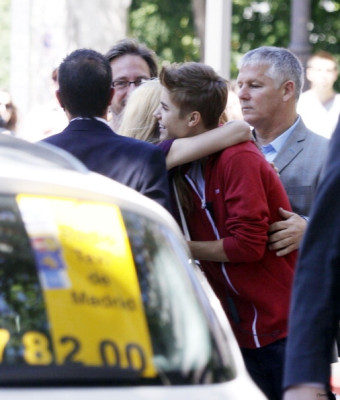 06.04 | Justin Bieber cumprimentando fãs em frente ao seu hotel em Madri