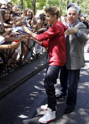06.04 | Justin Bieber cumprimentando fãs em frente ao seu hotel em Madri