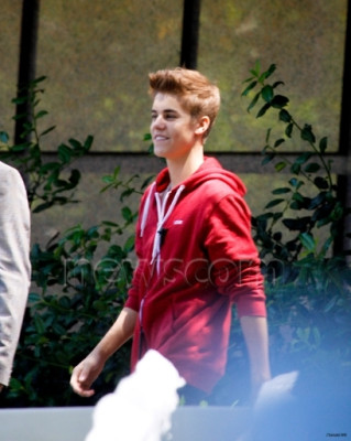 06.04 | Justin Bieber cumprimentando fãs em frente ao seu hotel em Madri