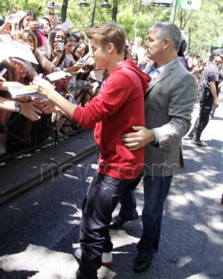 06.04 | Justin Bieber cumprimentando fãs em frente ao seu hotel em Madri