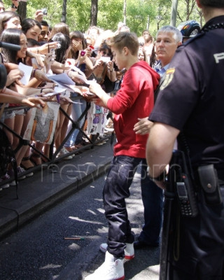06.04 | Justin Bieber cumprimentando fãs em frente ao seu hotel em Madri