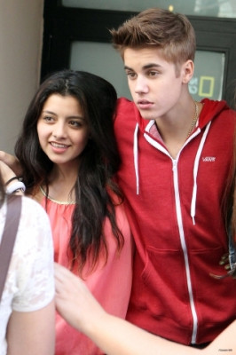 06.04 | Justin Bieber cumprimentando fãs em frente ao seu hotel em Madri