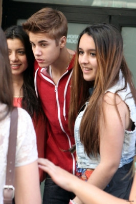 06.04 | Justin Bieber cumprimentando fãs em frente ao seu hotel em Madri