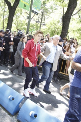 06.04 | Justin Bieber cumprimentando fãs em frente ao seu hotel em Madri