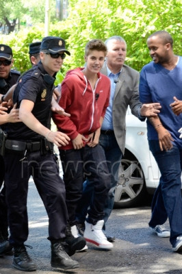 06.04 | Justin Bieber cumprimentando fãs em frente ao seu hotel em Madri