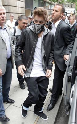 06.06 | Justin Bieber deixando os estúdios da rádio BBC