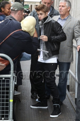 06.06 | Justin Bieber deixando os estúdios da rádio BBC