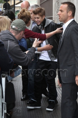06.06 | Justin Bieber deixando os estúdios da rádio BBC
