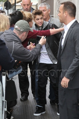 06.06 | Justin Bieber deixando os estúdios da rádio BBC