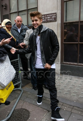 06.06 | Justin Bieber deixando os estúdios da rádio BBC