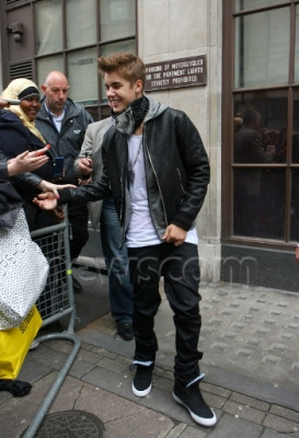 06.06 | Justin Bieber deixando os estúdios da rádio BBC