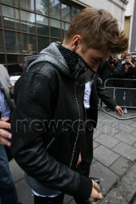 06.06 | Justin Bieber deixando os estúdios da rádio BBC