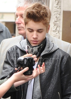 06.06 | Justin Bieber deixando os estúdios da rádio BBC