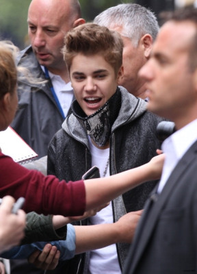 06.06 | Justin Bieber deixando os estúdios da rádio BBC